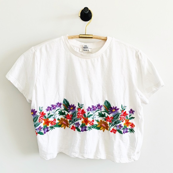 Forever 21 Tops - Forever 21 white floral embroidered crop tee shirt